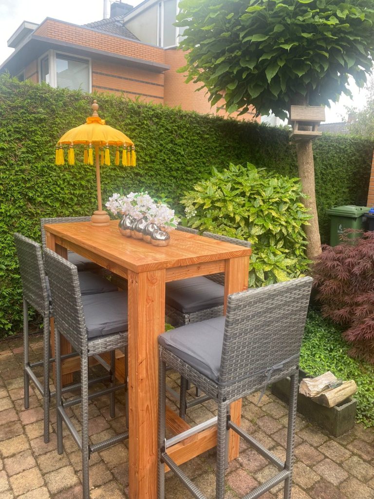 Bartafel douglas steigerhout Douglashouten bartafel met in een groene tuin.