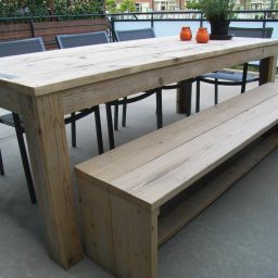Steigerhout tuinset met tafel en bank Houten tafel met banken, geschikt voor buitengebruik, geplaatst op een terras.