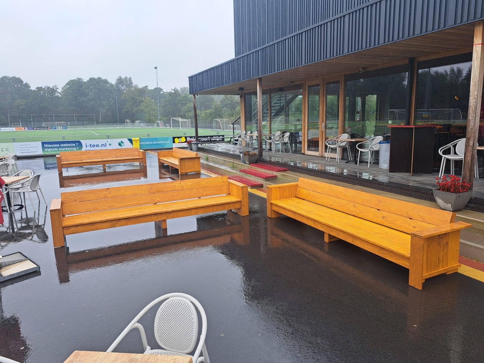 Loungebanken terras sportclub Douglas houten steigerbanken op het terras van voetbal vereniging